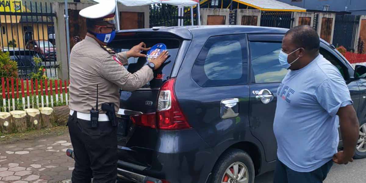 operasi-zebra-dimulai-satlantas-mimika-bagi-masker-dan-stiker